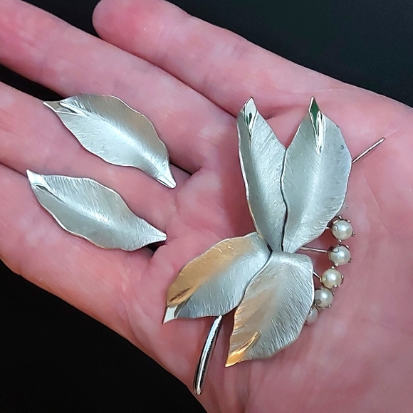 Bond Boyd Sterling Leaf and Pearl Brooch with matching Screw Back Earrings - Picture 3 of 8